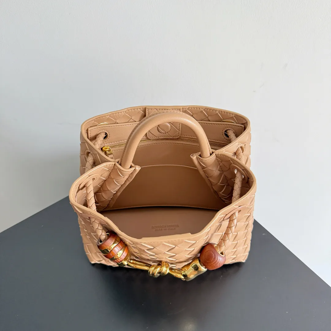 The new Andiamo batch of 3060 BV is shipped‼ ️The classic intercciato weaving process is used to create a soft bag, the metal knot is made of micro-cast aluminum using jewelry technology🪢, and the decorative beads are made of metal and hand-polished oak, allowing you to jump repeatedly between elegance and fun💃, making it unpredictable. Classic and versatile, it shows off your temperament, and the bag has a large capacity, making it very convenient for daily commuting! It has a variety of carrying methods, the shoulder straps can be adjusted by yourself, the original lambskin feels soft and delicate, and the unisex style breaks gender boundaries and brings a more practical and long-lasting use experience. The Andiamo, which has both elegant and casual styles, perfectly interprets the "fashionable old money style". Style number: 743568+wood hardware Color: new light brown Size: 25*22*10.5cm